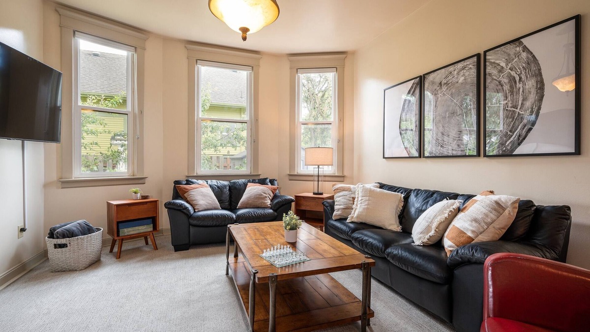 Columbia House | Stunning Craftsman Home: Parlor, GameRoom, EventRoom, Big Kitchen-100% Walkable!