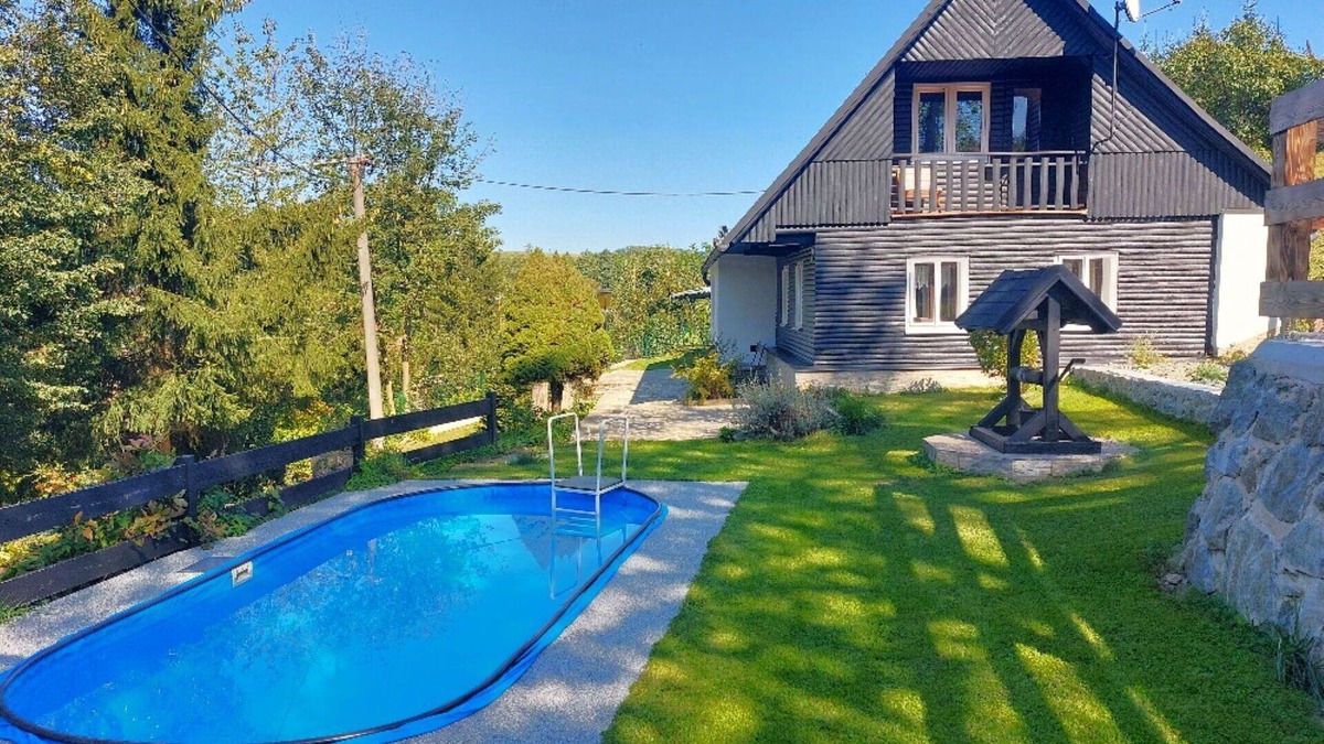 Kvasiny House | Stunning private villa for 6 people with WIFI, private pool, TV, patio, pets allowed and parking