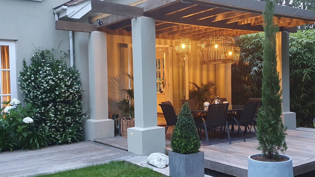 Sunninghill House | Stunning Designer's Residence In Ascot with Jacuzzi, Cinema Room for up to 16