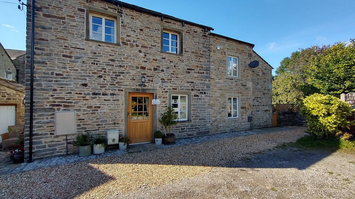Gargrave Cottage | Stunning detached cottage, Gargrave centre, private garden & outdoor bath