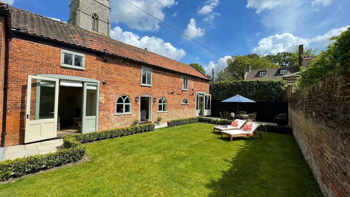 Banningham House | Stunning, dog friendly 3 bedroom/3 bathroom cottage close to beaches & short stroll to pub