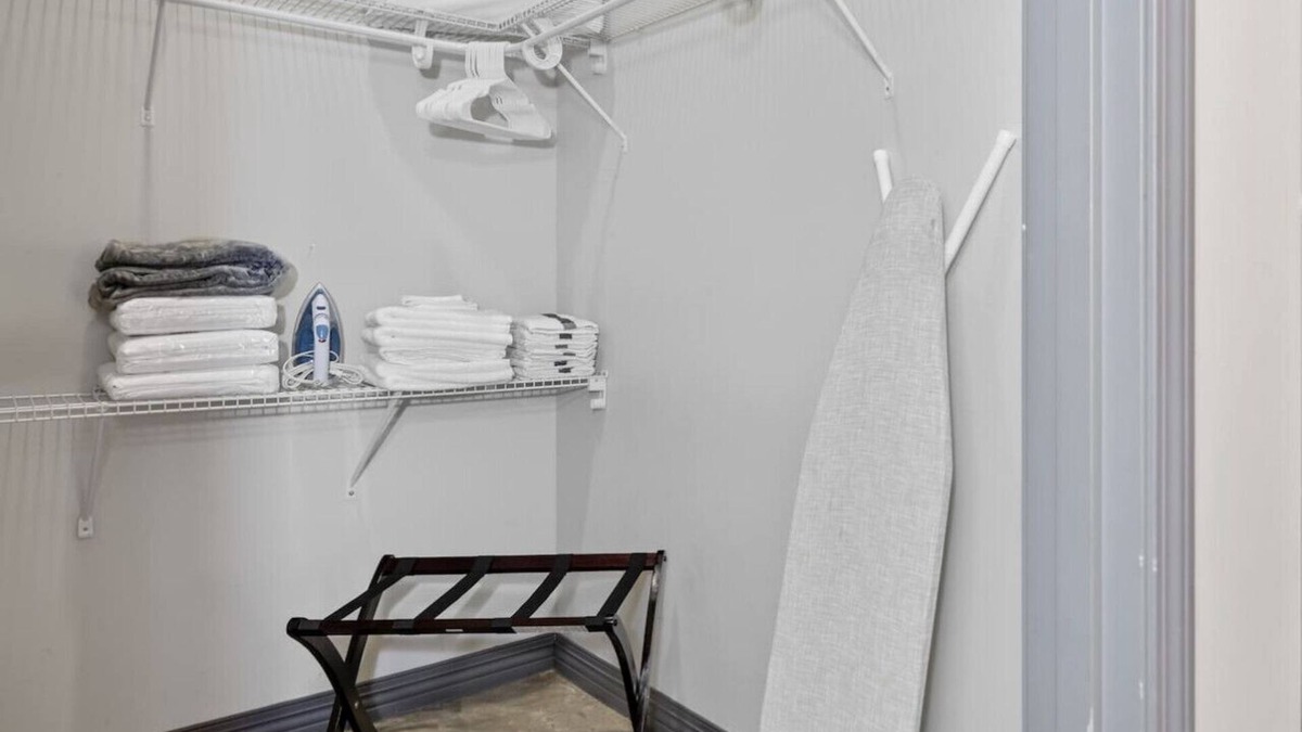 Downtown Dallas Apartment | Stunning Downtown Apartment | Pool, Laundry, Parking