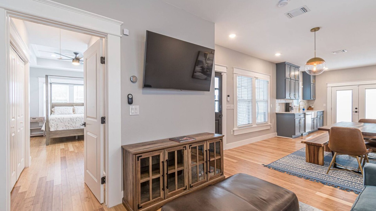 Southtown House | Stunning Downtown Lavaca home - Convention Center, Riverwalk & more - w/HotTub
