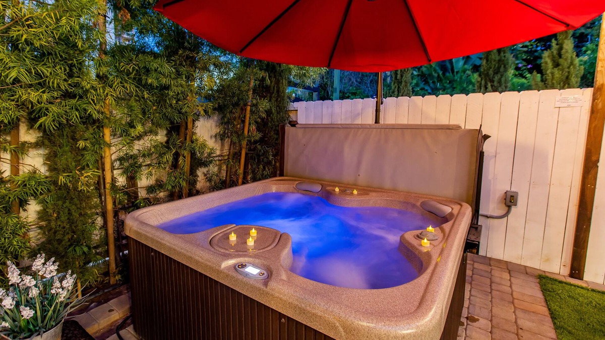 Hillcrest Condo | Stunning Dream Studio in Hillcrest! Hot Tub Parking AC Grill WashDryer KingBed
