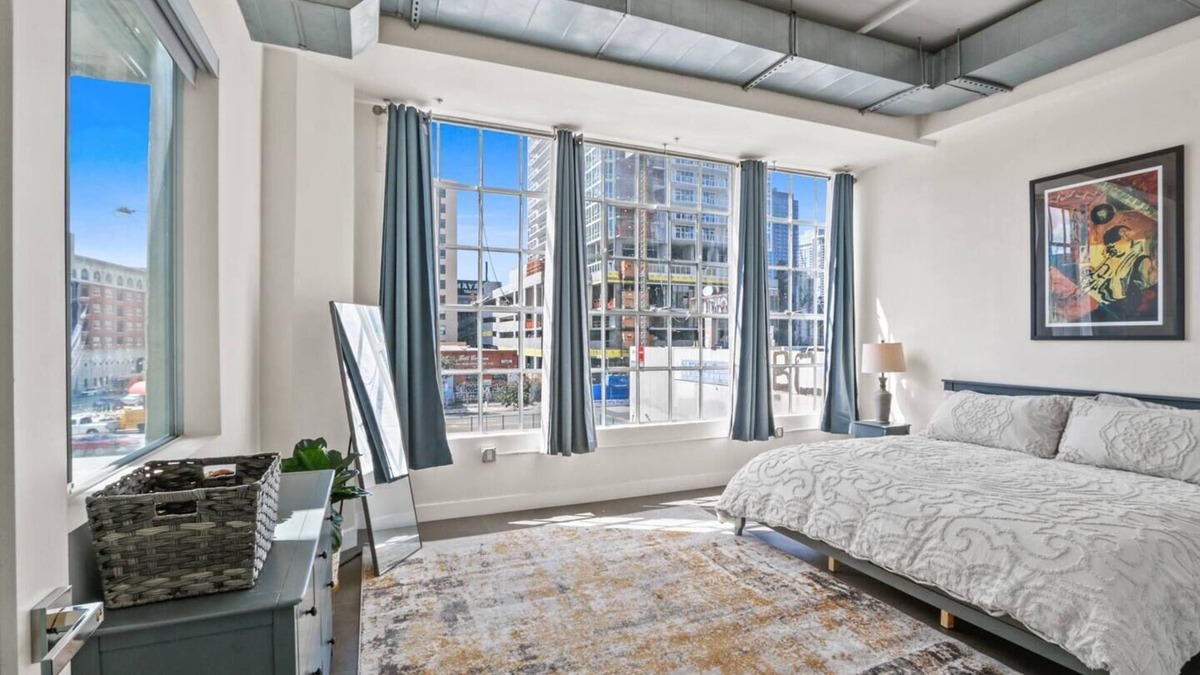 Historic Core Apartment | Stunning DTLA Gem 2bed w/pool, gym, & parking