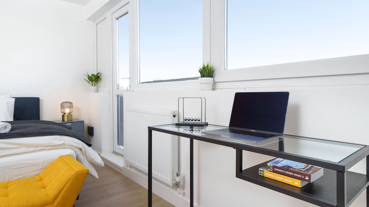 Tower Hamlets Apartment | Stunning Duplex near Canary Wharf & O2 & City Views