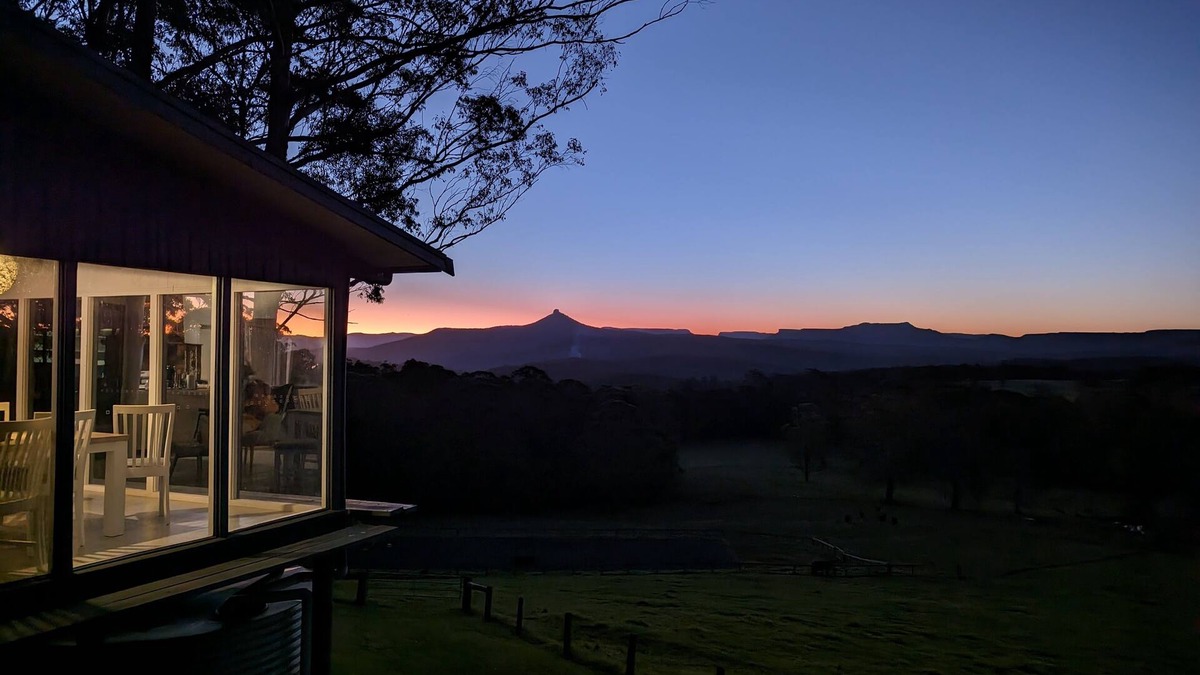 Morton House | Stunning escarpment views - 15 min from Mollymook Beach, boutique Milton village