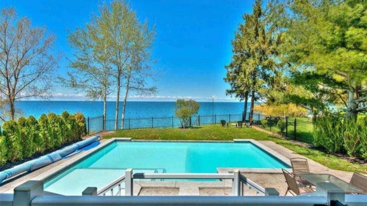St. Catharines Villa | Stunning estate on Lake Ontario