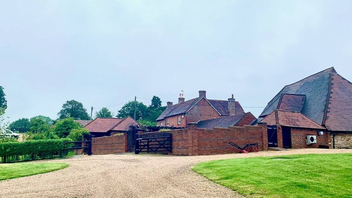 Cowbeech Villa | Stunning Estate sleeps 22 private parking & garden