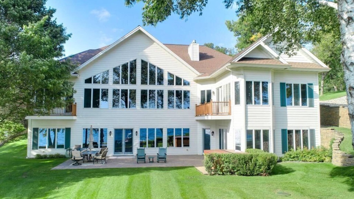 Paynesville House | Stunning Executive Cottage on Lake Koronis
