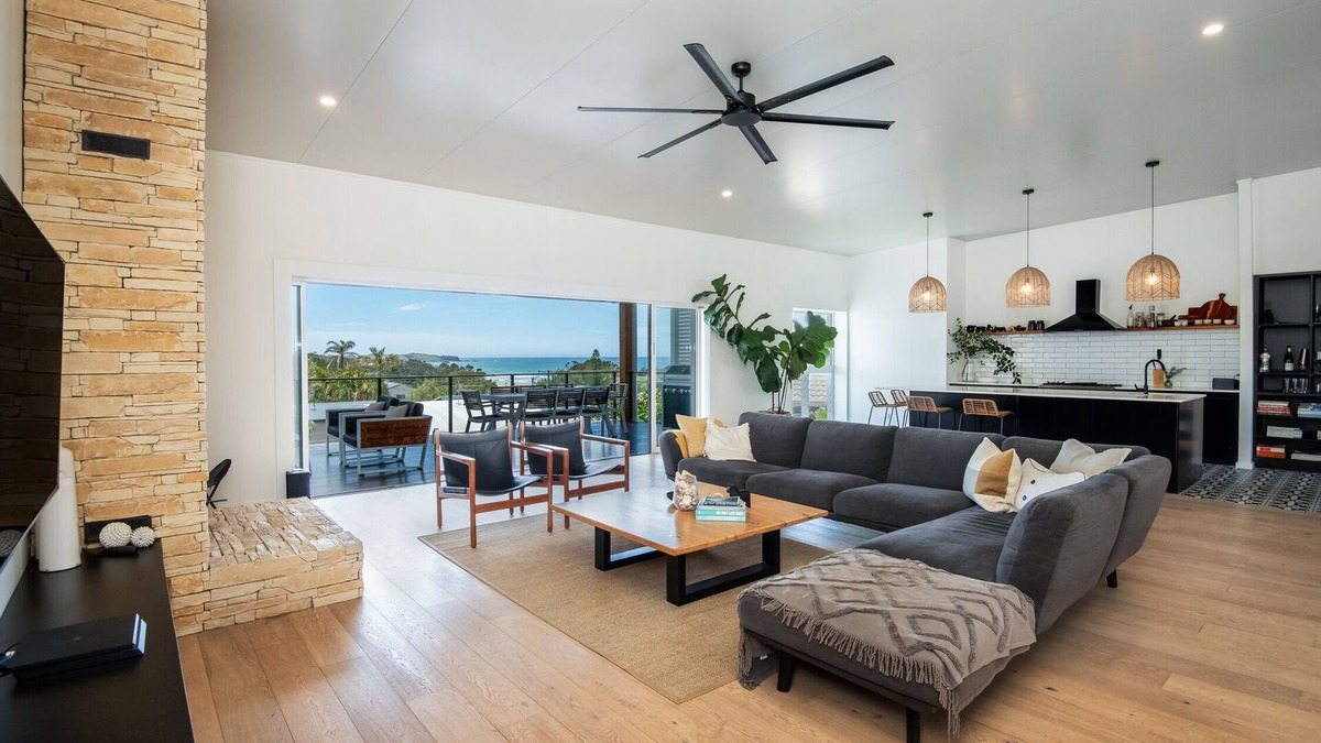 Emerald Beach House | Stunning Family Home, Warm Winter Days and Cosy Log Fire – Emerald Views ⛱️