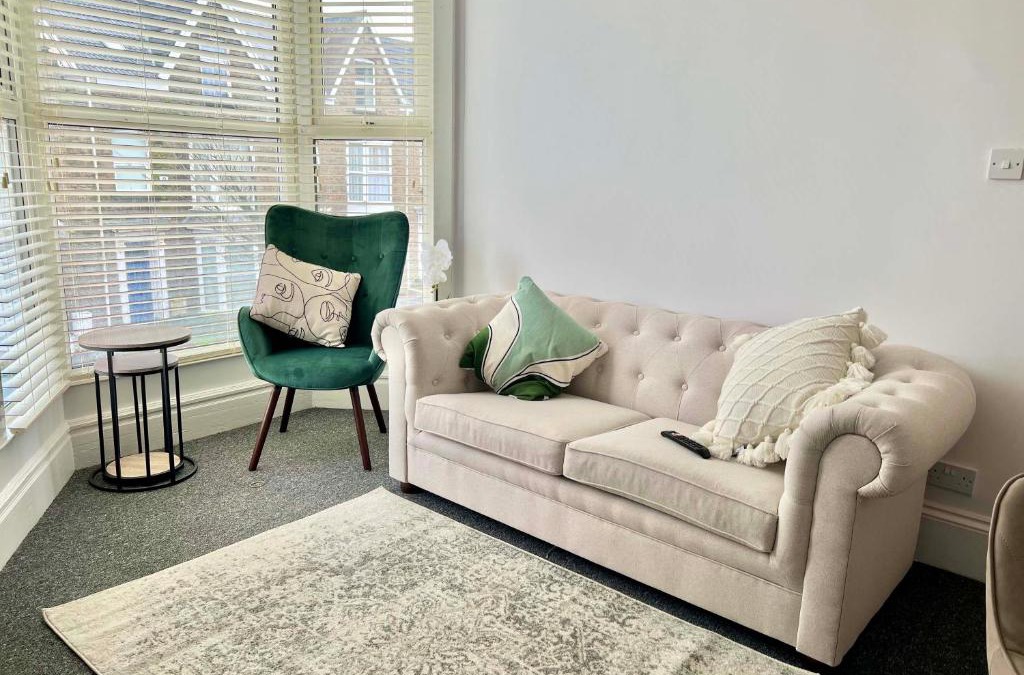 Uplands Apartment | Stunning Flat Close to Beach