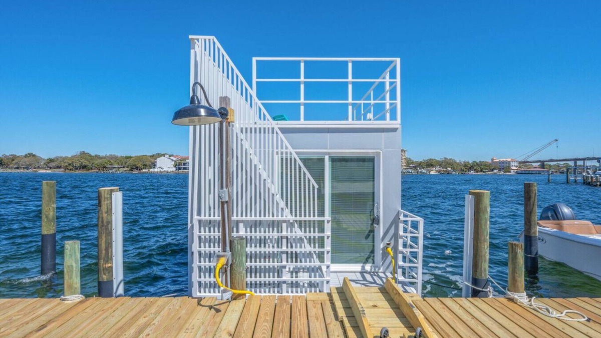 Fort Walton Beach Boat Rental | Stunning Floating House w/Pool Access