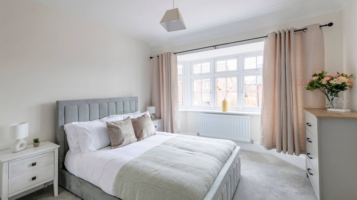Castle Donington House | Stunning Four Bed Home | Free Parking and Wi-Fi