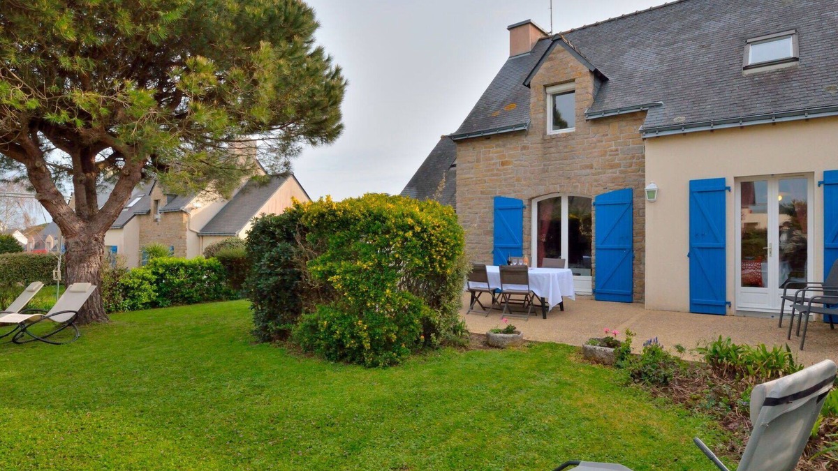 Saint-Gildas-de-Rhuys House | Stunning villa for 4 guests with WIFI, TV, terrace, pets allowed and parking