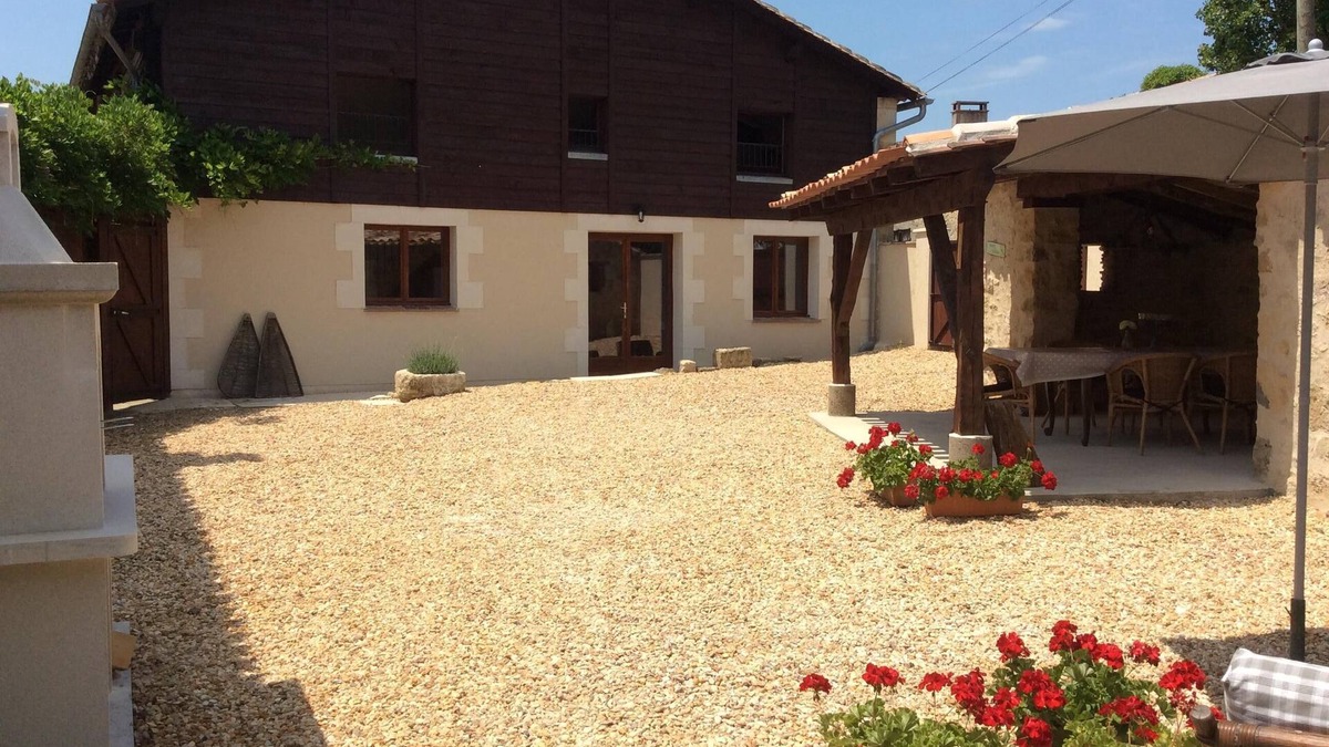 Saint-Martin-de-Gurson House | Stunning 4 ⭐️ gite, private pool fishing lake, Dordogne Bordeaux, Bergerac