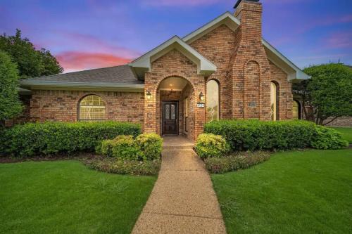 Far North Dallas House | Stunning Gables House Basketball Court