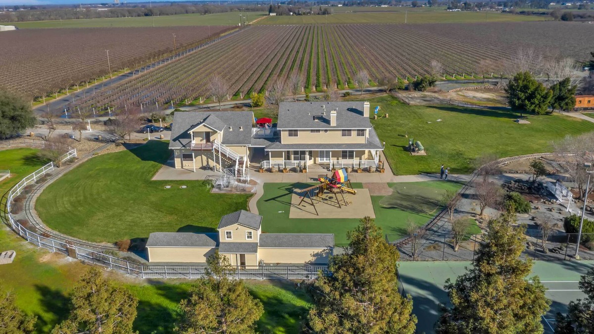 Galt House | Stunning Galt Vineyard: Grill & Tennis Court!