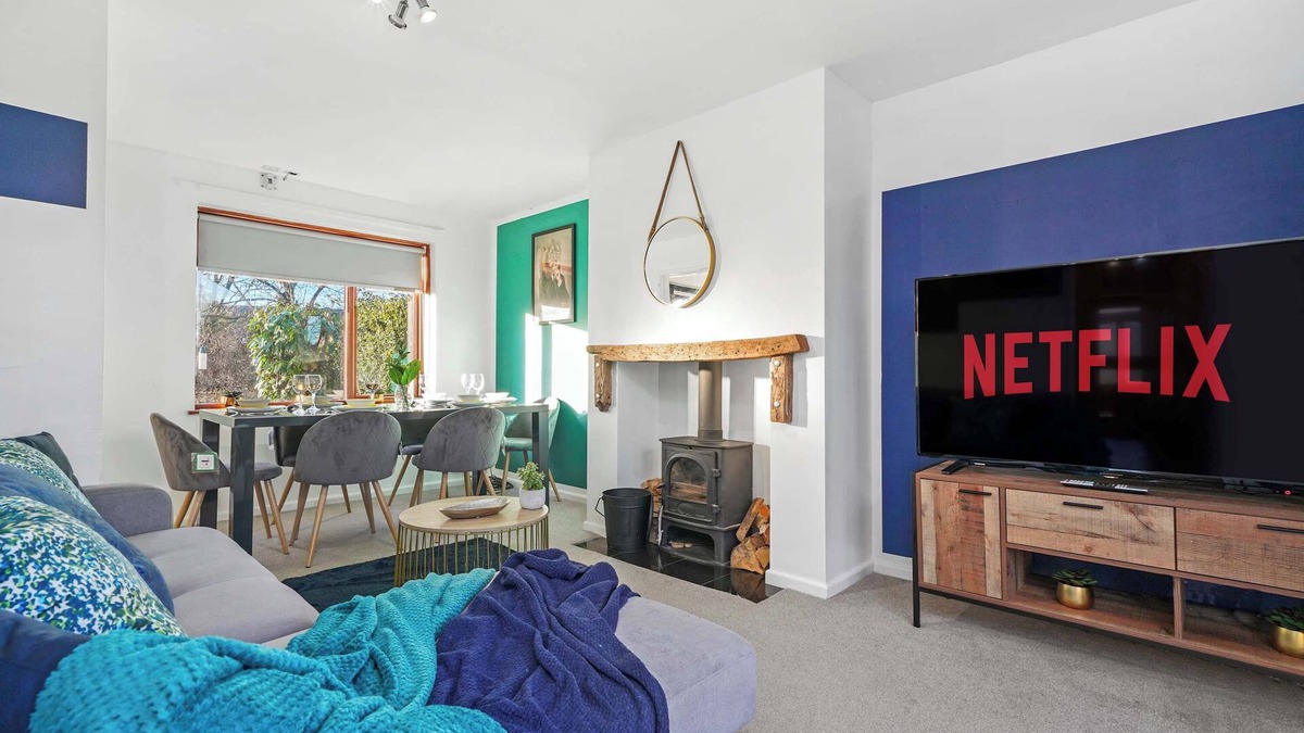 Rugby House | Stunning 4 Bedroom Home with Parking in Rugby