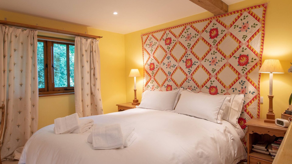 Broad Hinton House | Stunning 2 bed/2 bath Country Retreat with huge gardens