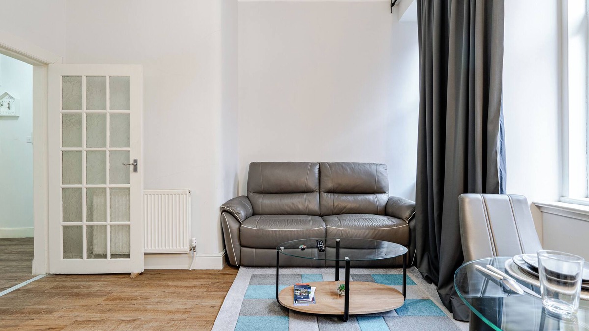 Glasgow Apartment | Stunning Ground Floor Flat in SouthSide.
