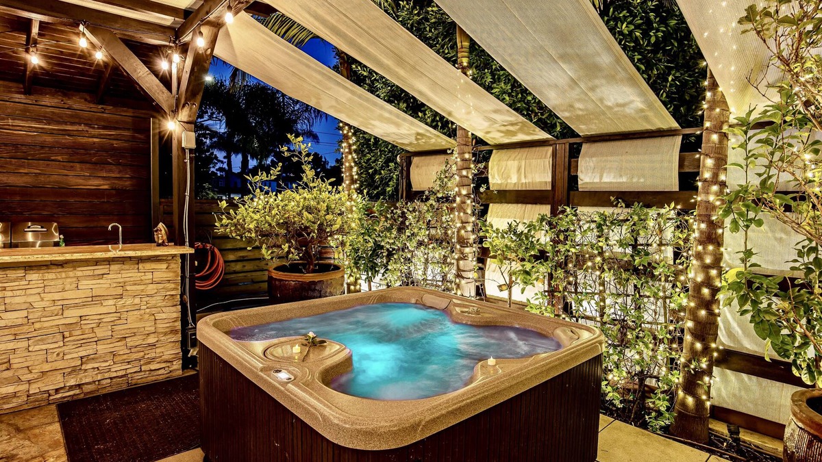 Hillcrest Apartment | Stunning Hillcrest San Diego Zen Studio OutdoorLiving HotTub RainShower Jacuzzy