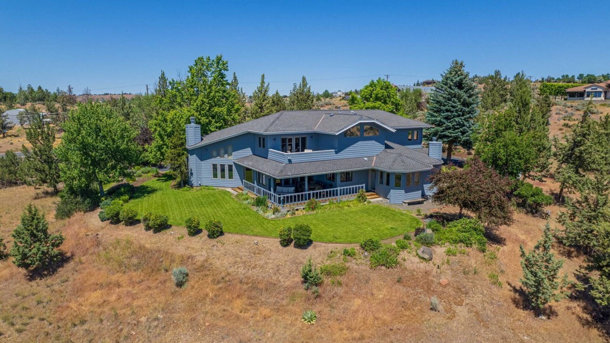 Madras House | Stunning Hillside Retreat w/ Panoramic Views, Pet Friendly, Pool Table, Huge Deck, 1 Mile 2 Downtown
