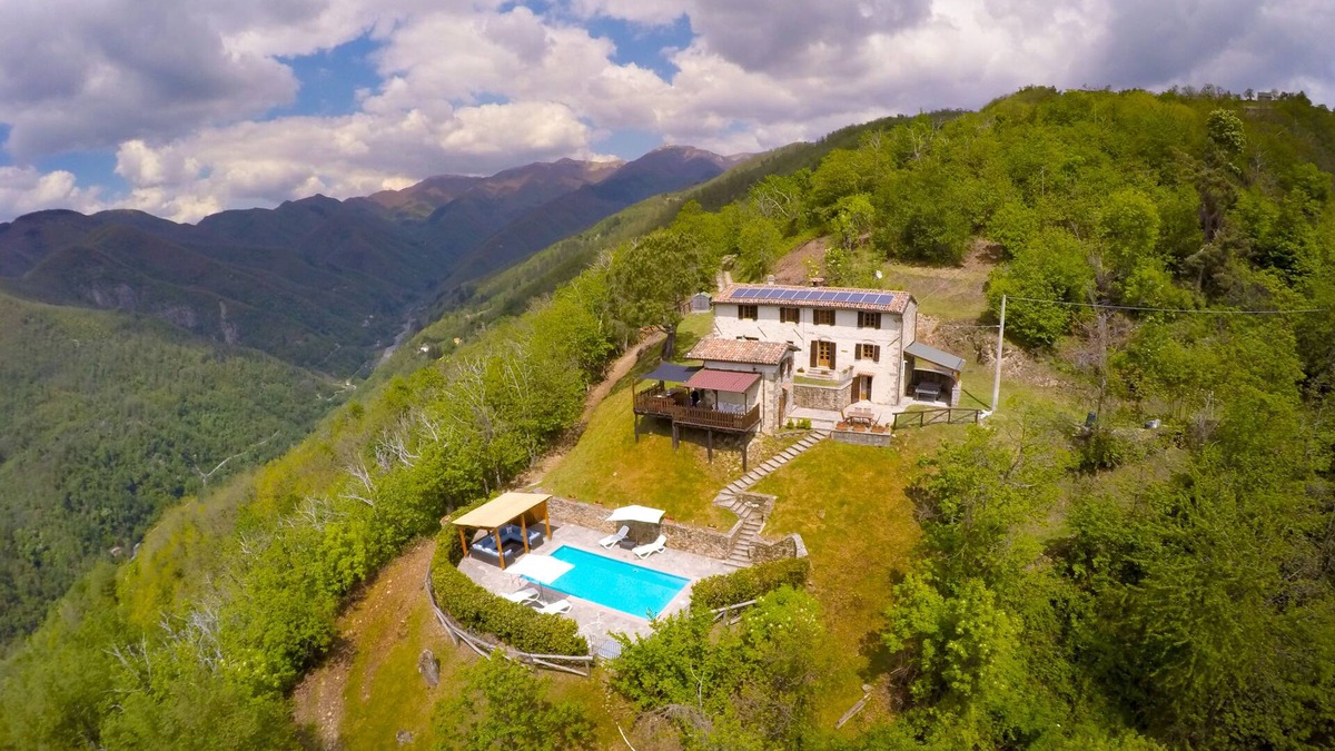 Barga Villa | Stunning hilltop Tuscan farmhouse. Private pool with spectacular views.