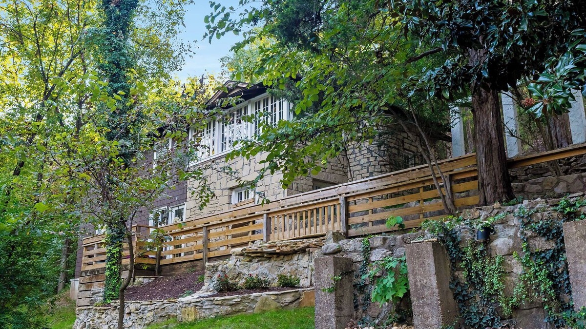 Branson House | Stunning Historic Home-Stone Wine Room-Romantic Outdoor Space-Free Tix-Close to Downtown Hollister