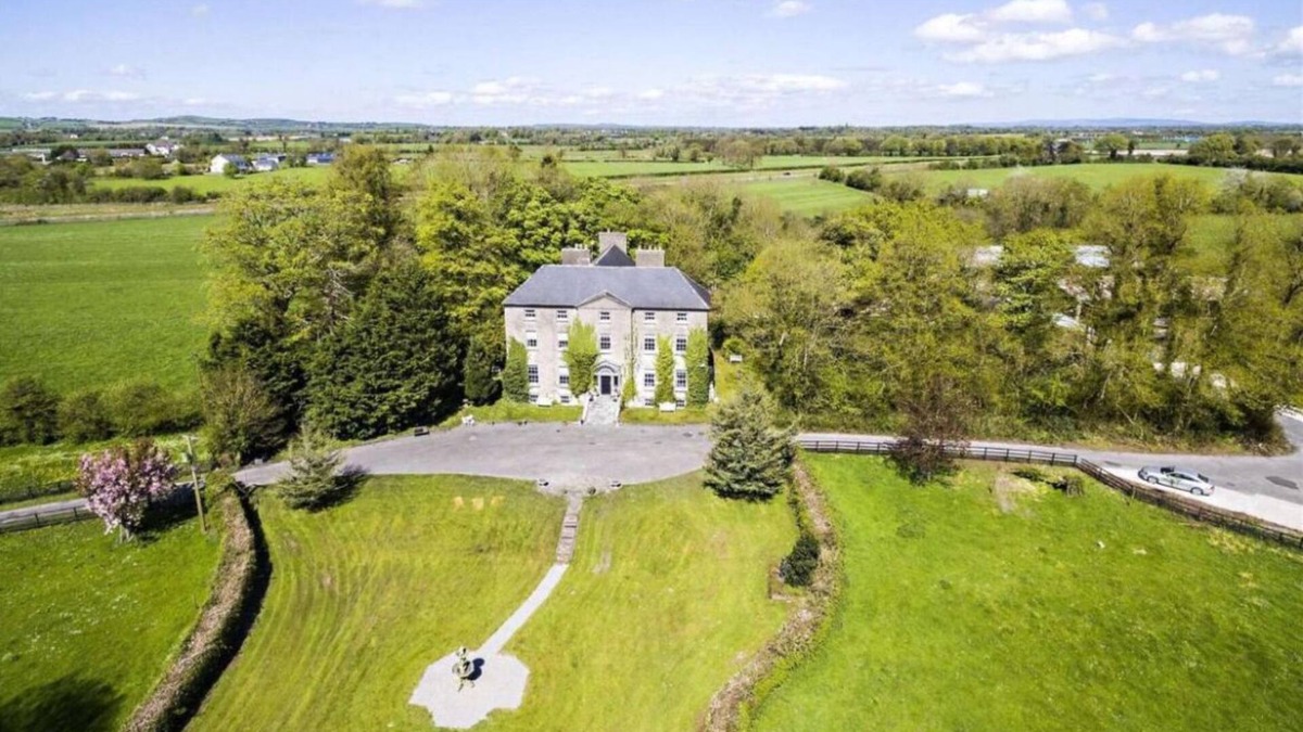 Coolbawn House | Stunning historic manor house with WiFi near charming Nenagh