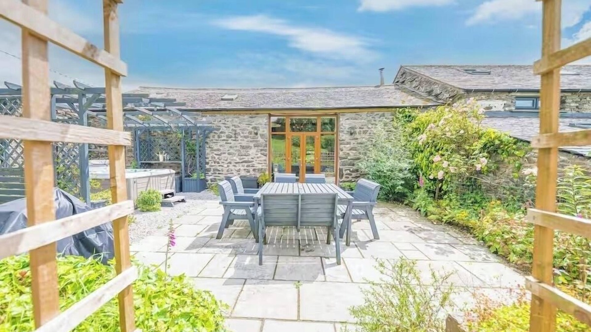 Bretherdale House | Stunning Holiday Cottage sleeps 8 with a hottub