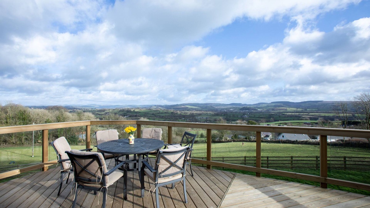 Llanybydder House | Stunning holiday home with panoramic views across the Teifi valley