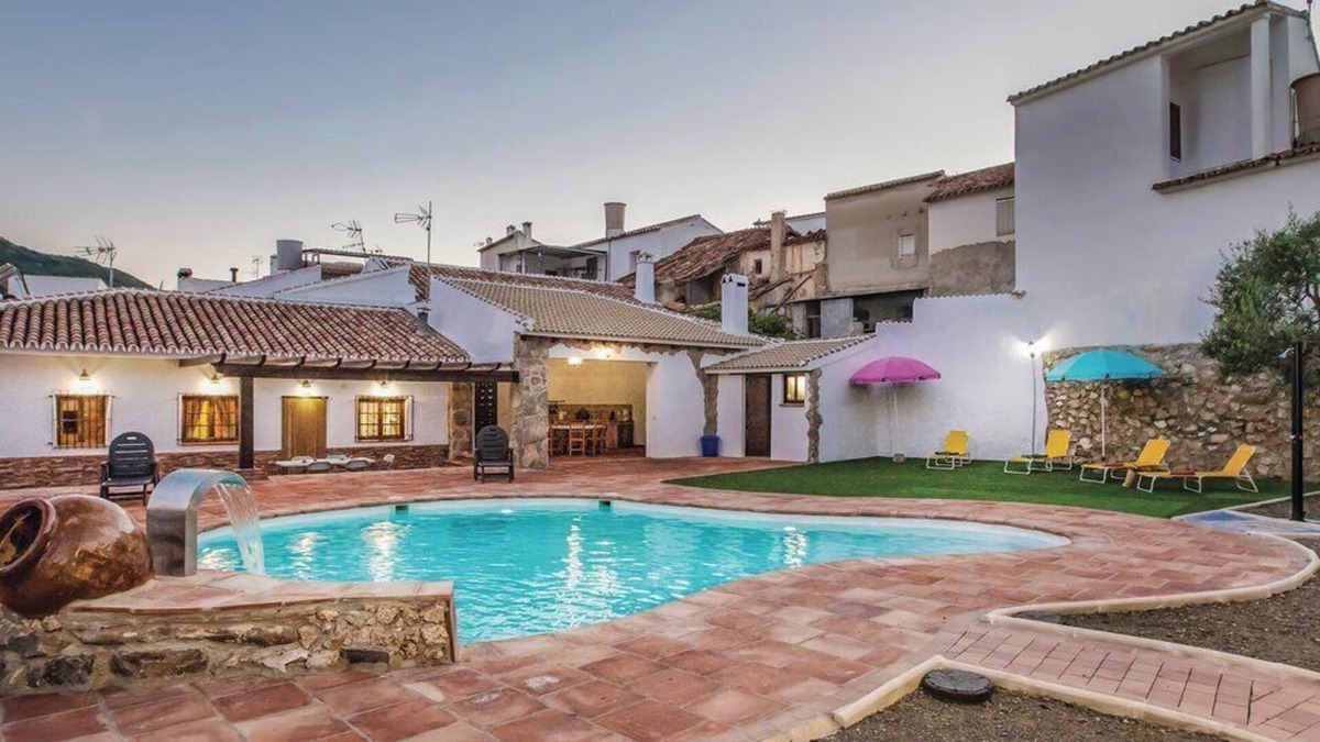 Mondron House | Stunning Holiday Home “Villa Godoy” with Wi-Fi, Garden