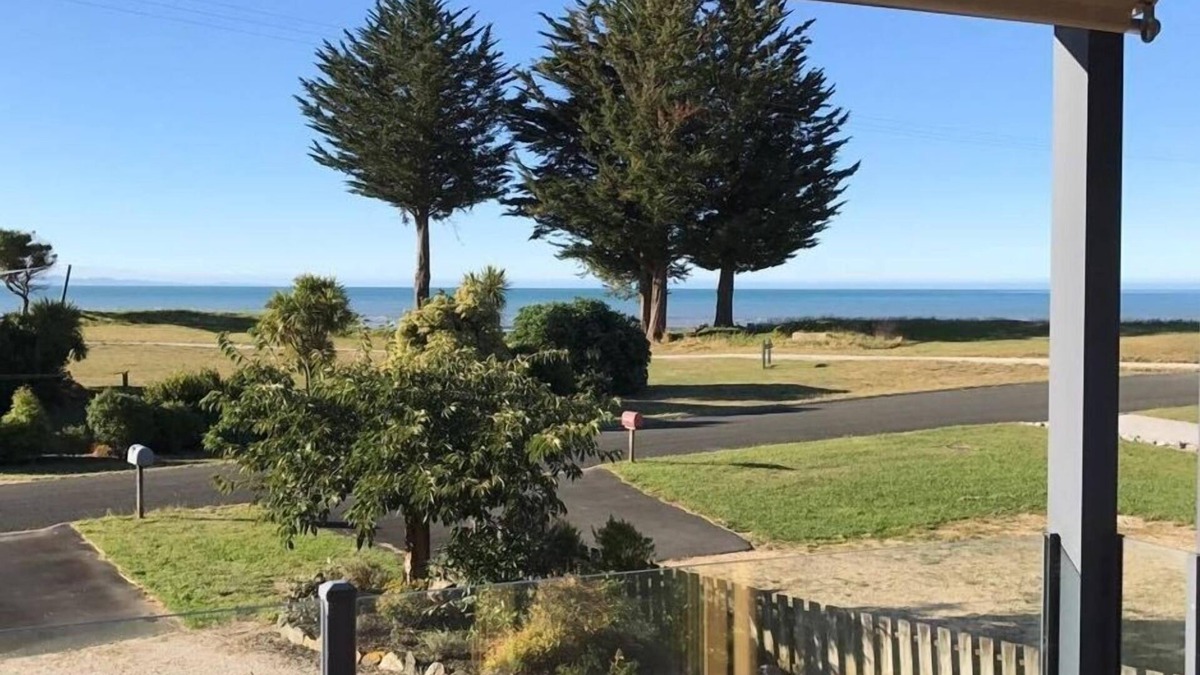 Pohara House | Stunning holiday home across the road to the beach