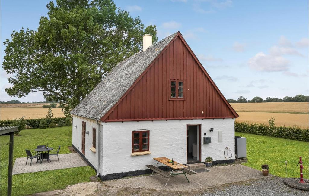 Bandholm House | Stunning Home In Bandholm With Kitchen
