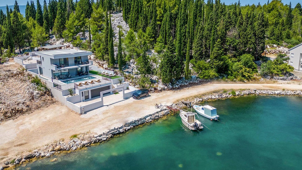 Blace House | Stunning home in Blace