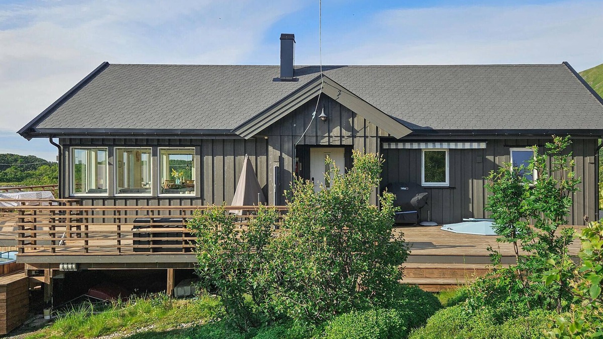 Bleik House | Stunning home in Bleik with lake view