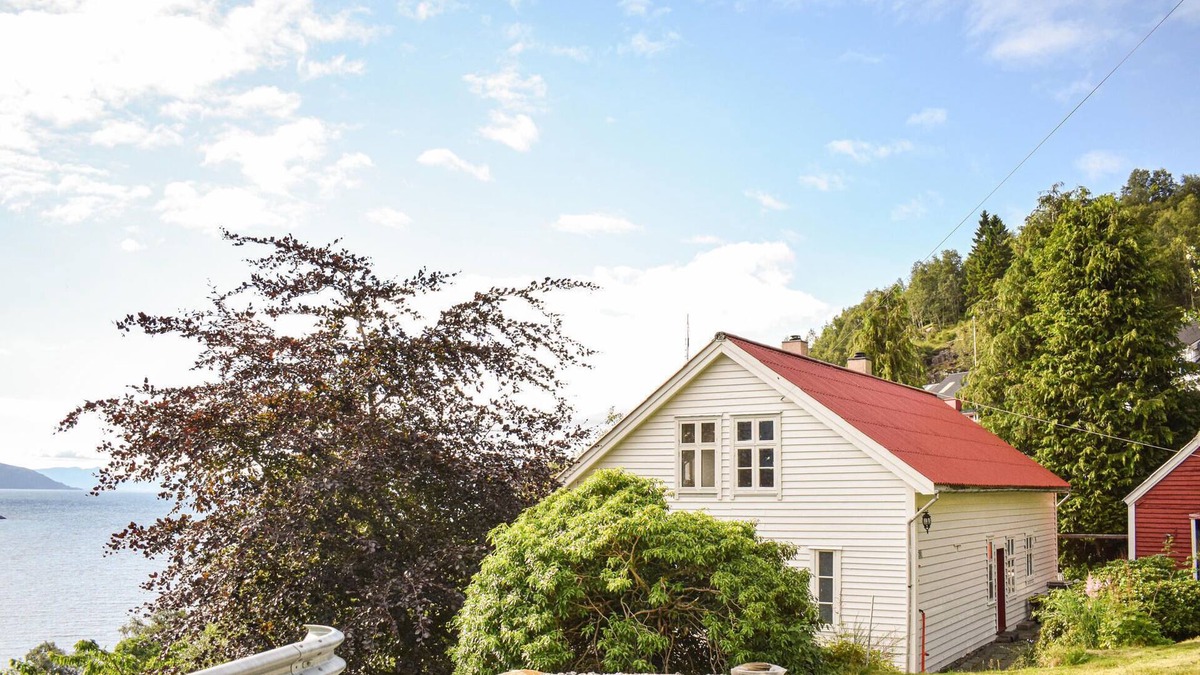 Brekke House | Stunning home in Brekke with kitchen