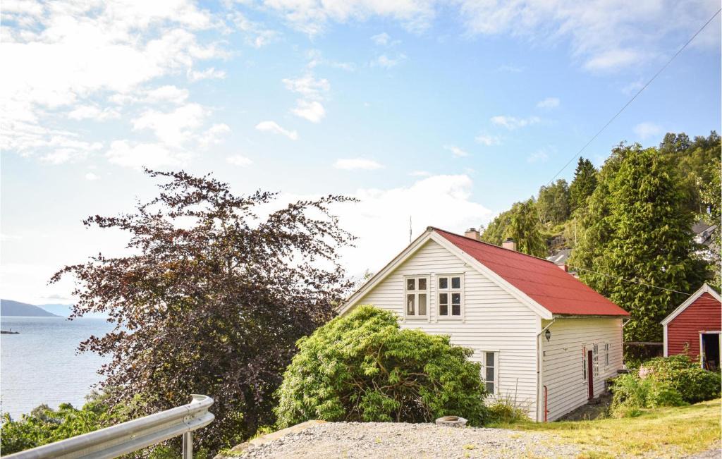 Brekke House | Stunning Home In Brekke With Kitchen