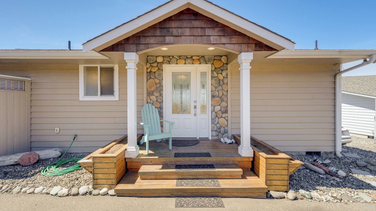 Oak Harbor House | Stunning Home in Coupeville w/Deck + Beach Access