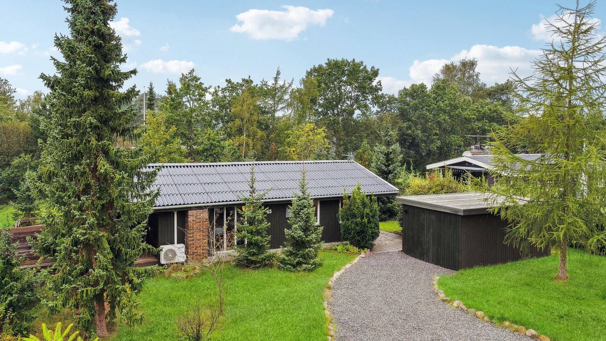 Farvang House | Stunning home in Fårvang with WiFi