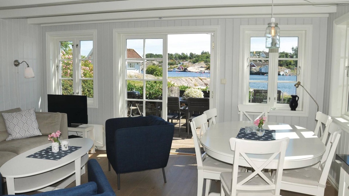 Flekkerøy House | Stunning home in Flekkerøy with kitchen