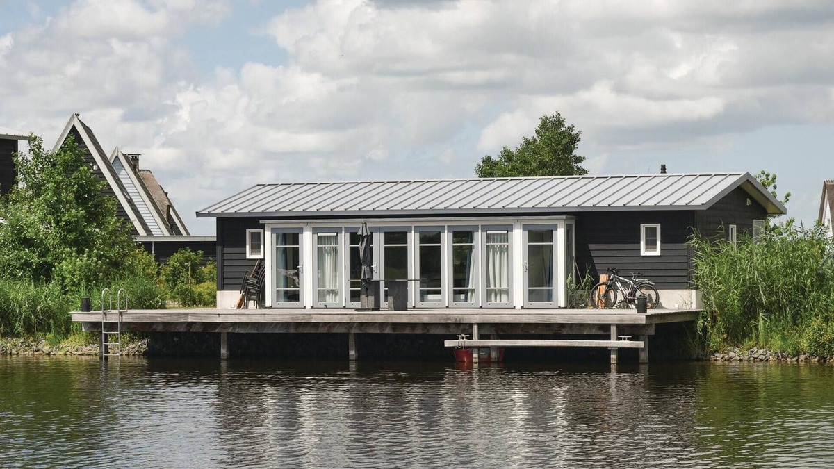 Zuideinde House | Stunning home in Giethoorn with WiFi