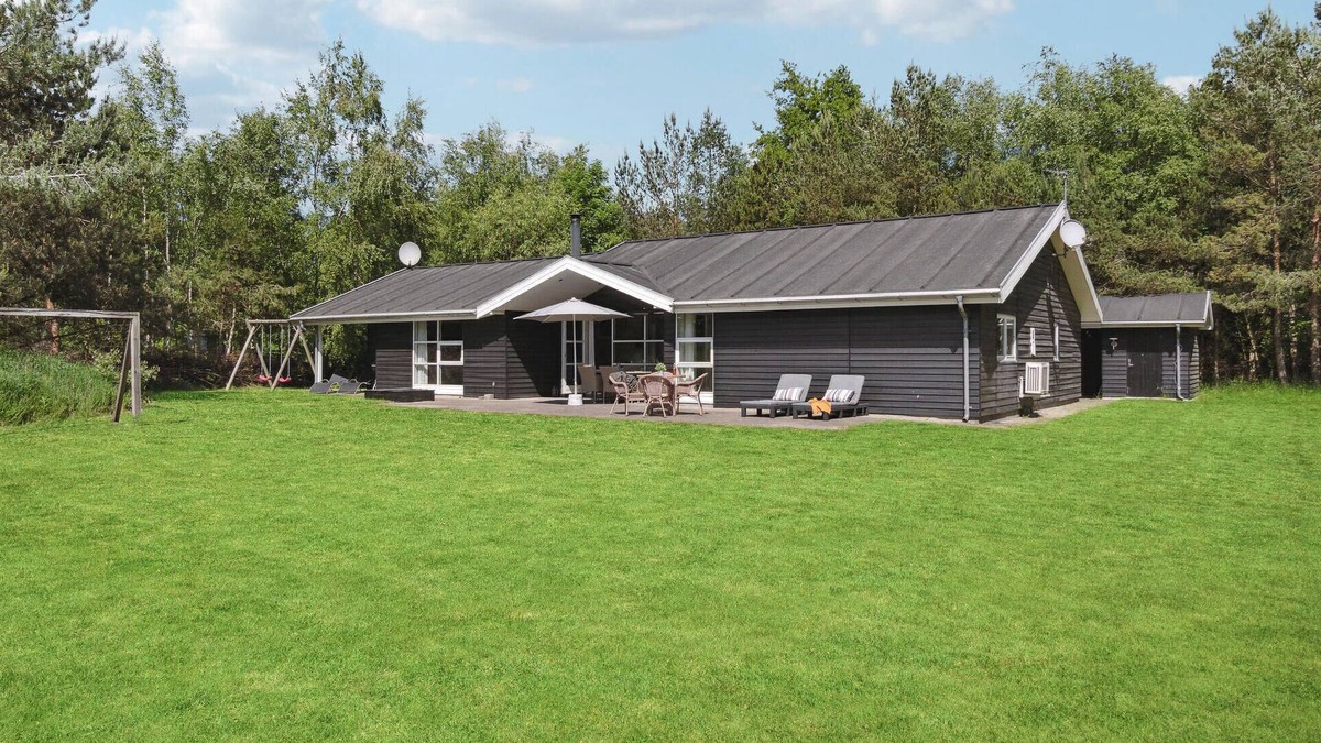 Strandby House | Stunning home in Jerup with kitchen