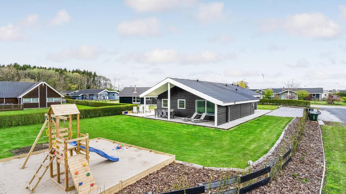 Pøt Strandby House | Stunning home in Juelsminde with WiFi