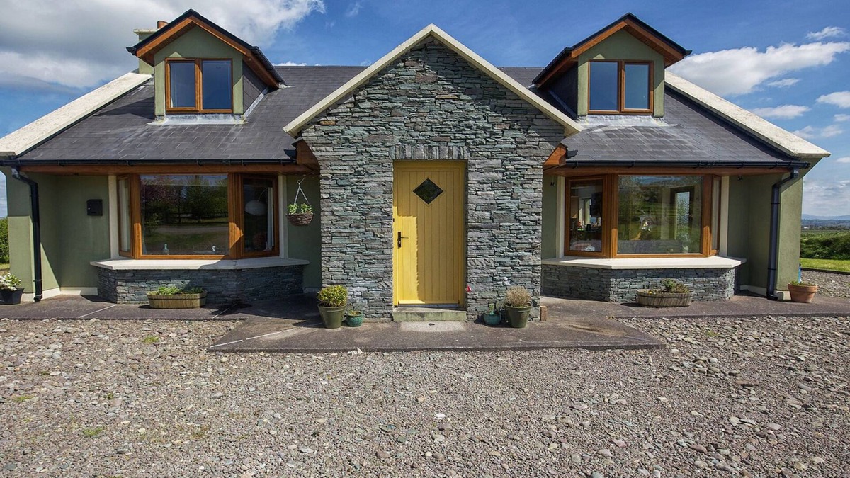 Milltown House | Stunning Home in Killorglin-Ring Of Kerry- Golf course overlooking Sea+Mountain