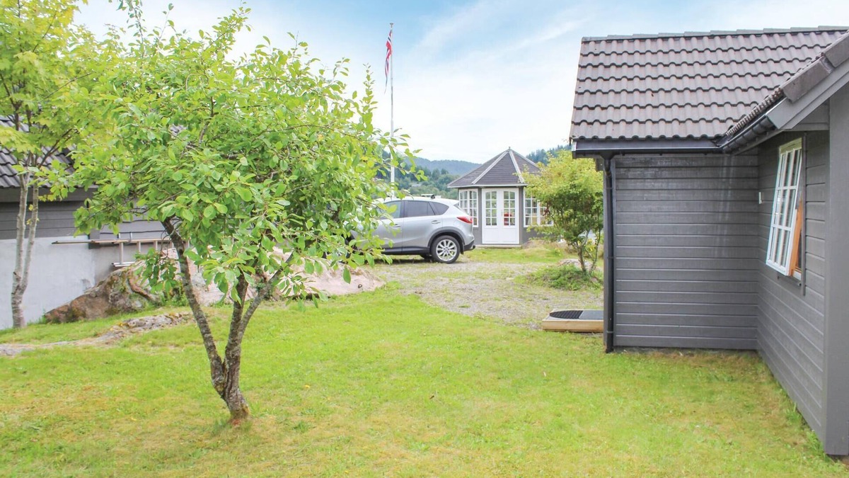 Fjaler House | Stunning home in Korssund with house a panoramic view