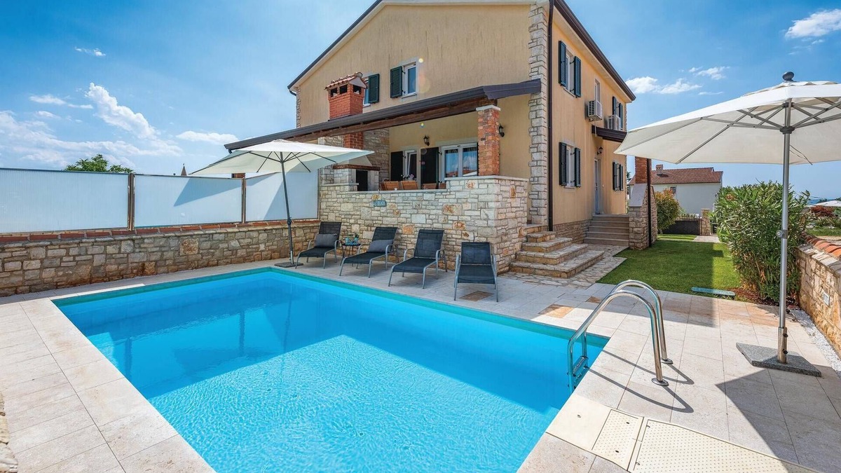 Lovrecica House | Stunning home in Lovrecica with WiFi