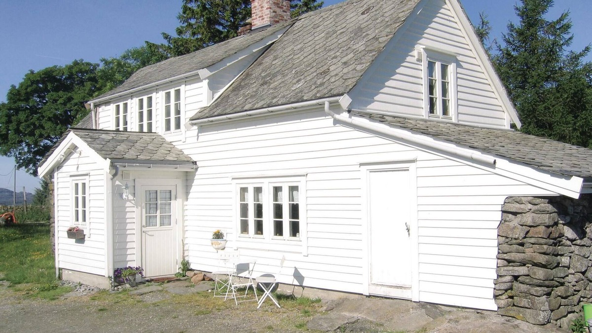 Radoy House | Stunning Home in Manger With 3 Bedrooms and Wifi