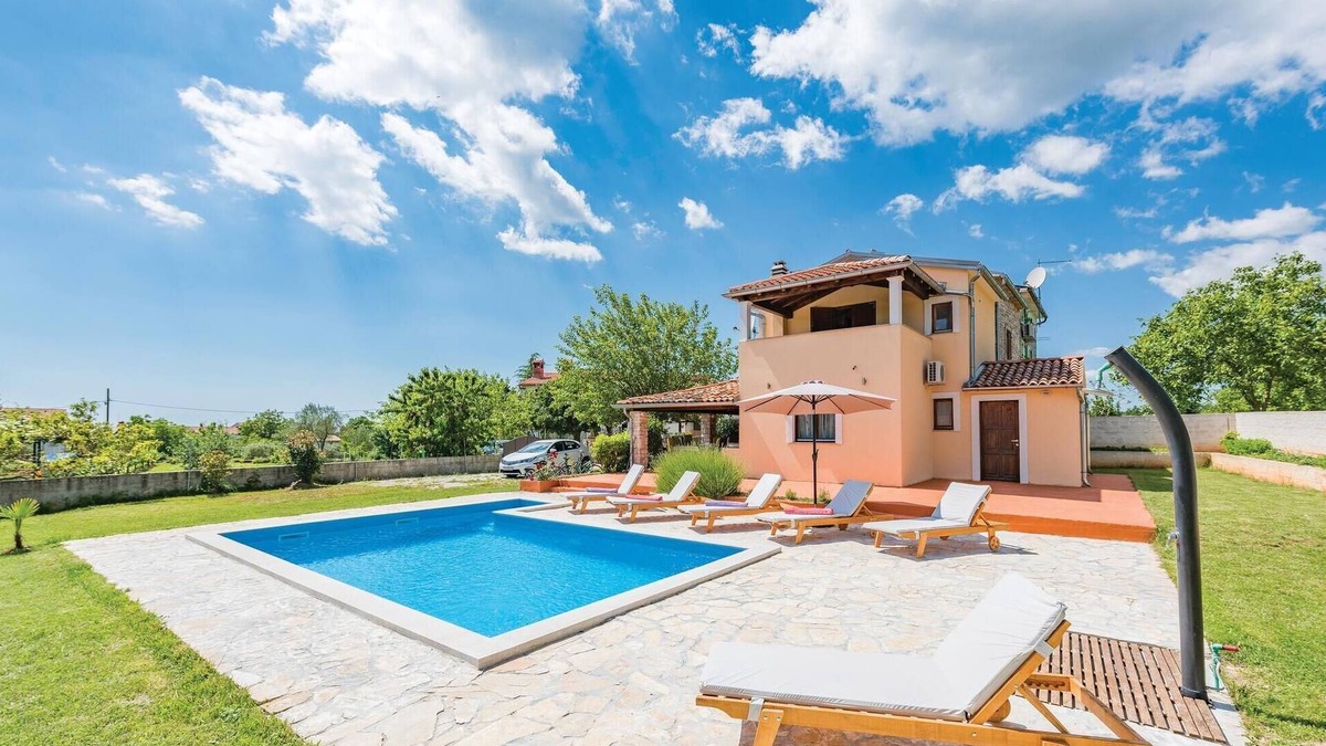 Peresiji House | Stunning home in Peresiji with kitchen
